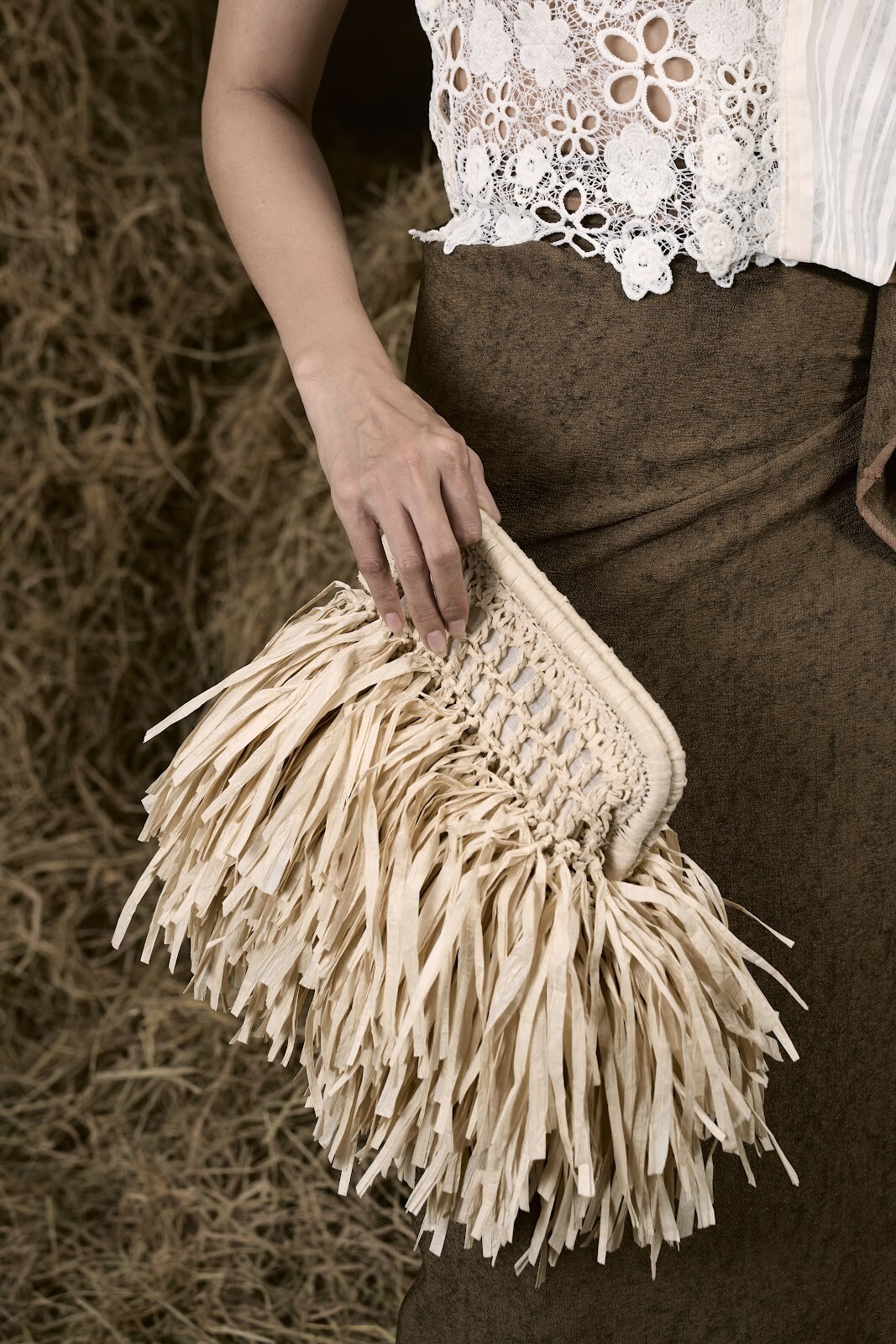 AN HERITAGE STRAW CLUTCH