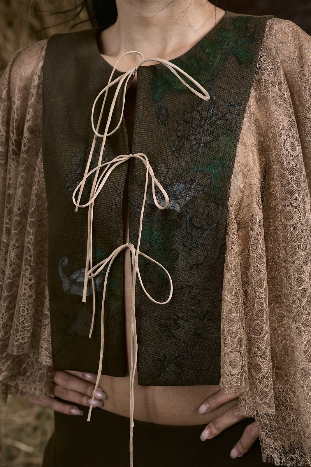 SOÀI CHEK HAND-PAINTED CAPE